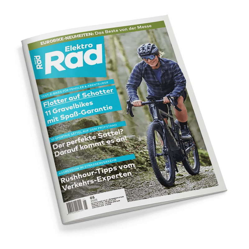 Titelbild der Zeitschrift „Elektro Rad“ Ausgabe 05/2025, oben mit grünem Balken und der Aufschrift „EUROBIKE-NEUHEITEN: Das Beste von der Messe“, mittig ein Foto einer lachenden weiblichen Person mit Helm und Sonnenbrille auf einem schwarzen E-Bike im Wald; Textblöcke in Blau und Weiß mit Überschriften: „Flotter auf Schotter – 11 Gravelbikes mit Spaß-Garantie“, „Der perfekte Sattel? Darauf kommt es an“ und „Rushhour-Tipps vom Verkehrs-Experten“.