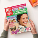 Aufgeschlagene Zeitschrift „Bild der Frau“ mit rotem Titelbereich, großer Aufnahme einer lächelnden Frau und zwei Händen, die das Heft halten. Sichtbare Texte: „Das dürfen Nachbarn jetzt“, „Wie schalte ich auf schlank?“, „Neue Frisuren“, „Pfefferminze hilft“, „Hunde an die Leine!“ sowie „Saftige Frikadellen“; oben rechts liegt ein orangefarbenes Tablett.