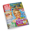 Schräg vor schwarzem Hintergrund abgebildetes Cover der Zeitschrift „Bild der Woche“ mit roter, blauer und gelber Gestaltung, einer blonden Frau vor blauem Himmel sowie Fotos von Winona Ryder und Robert Downey Jr. Sichtbare Texte: „TRUE CRIME“, „TATORT PROMI-WELT“, „Frischer Käsekuchen“, „Traumhafte Blumen-Sträuße“ und „BAUCH WEG mit dem neuen Schlank-Eis“.