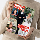 Weibliche Person im beigefarbenen Strickpullover hält eine schräg ausgerichtete BUNTE-Zeitschrift. Das Cover zeigt einen Mann im schwarzen Anzug mit weißer Blume neben einer Frau im weißen Brautkleid mit Blumenstrauß sowie Fotos von Collien Fernandes und Linda Gray; lesbare Texte: „MYTHOS LONGEVITY – Was uns wirklich länger jung hält“, „Bruch mit ihrer Tochter“, „Baby-Drama um seine Tochter“ und „Exklusive Fotos: Zu Hause bei der Dallas-Ikone“.