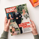 Auf weißem Tisch hält eine Person die schräg liegende Zeitschrift „BUNTE“ mit zwei Händen; das Cover zeigt eine männliche Person im schwarzen Anzug und eine weibliche Person im weißen Kleid mit Blumenstrauß. Lesbare Texte: „MYTHOS LONGEVITY“, „Was uns wirklich länger jung hält“, „Lothar Matthäus“, „Baby-Drama um seine Tochter“, „Collien Fernandes“, „Marianne Koch“ und „Linda Gray“.