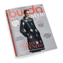 Schräg auf schwarzem Hintergrund liegende, geschlossene Modezeitschrift „burda style“ mit grauem Papiercover und roter Rückenleiste. Eine weibliche Person trägt einen dunkelblauen Mantel mit großen hellen Kreismustern und einer auffälligen Brosche; sichtbare Texte: „NÄHEN AUS LEIDENSCHAFT“, „Wow! Großes Runway Special“, „DEEP PURPLE“, „POWER LOOKS“ und „HERBST TRENDS! Die schönsten Schnitte der Saison zum Nachnähen“.
