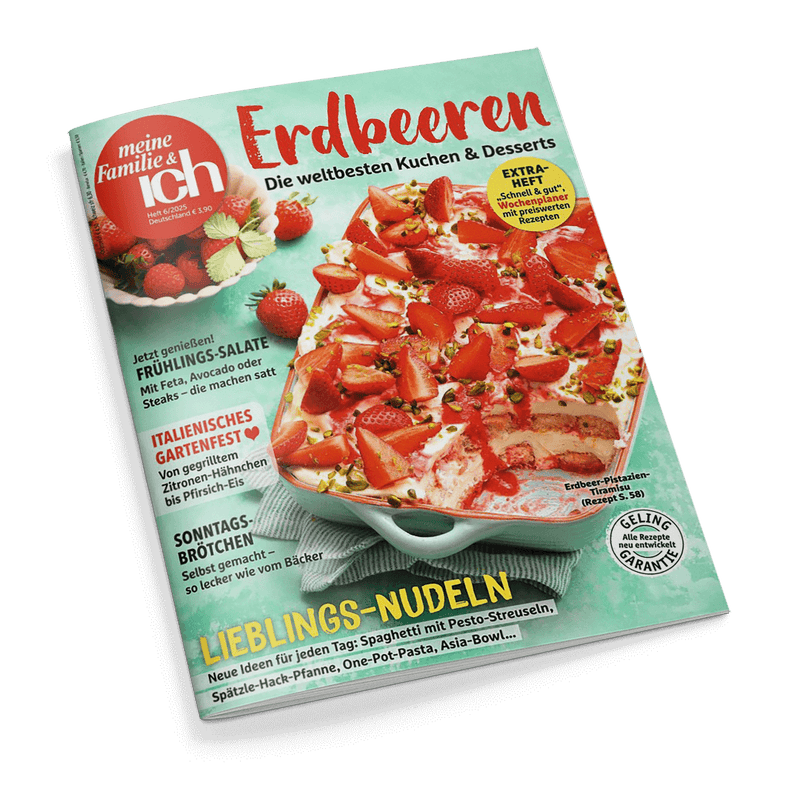 Titelbild der Zeitschrift „meine Familie & ich“, Ausgabe 6/2025, mit grün-türkisem Hintergrund, zentral eine weiße Auflaufform mit Erdbeer-Pistazien-Tiramisu, darüber verstreut frische Erdbeeren und gehackte Pistazien; große rote Überschrift „Erdbeeren – Die weltbesten Kuchen & Desserts“, weitere sichtbare Texte: „FRÜHLINGS-SALATE“, „ITALIENISCHES GARTENFEST“, „SONNTAGS-BRÖTCHEN“, „LIEBLINGS-NUDELN“, runder gelber Aufdruck „EXTRA-HEFT“ oben rechts.