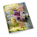 Titelbild der Zeitschrift „Landlust“ mit dem Schriftzug in Weiß und Gelb auf grünlichem Hintergrund; im Vordergrund hält eine Person einen Strauß mit violetten, rosa und weißen Sommerblumen in braunem Papier, dazu Text „Sommer-Geschenke“. Links vier kleinere Fotos mit Landschaft, Rindern, einem Haus und einem Schriftzug „LEVI 1“. Weitere Schriftzeilen: „Selbstgebauter Pflanzkasten für Kräuter“, „Fruchtig: Kuchen ohne Backen“, „Rettich anbauen und ernten“.
