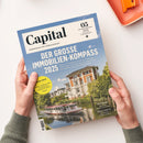 Titelseite des Wirtschaftsmagazins „Capital“, Ausgabe 05 Mai 2025, mit dem Haupttitel „Der große Immobilien-Kompass 2025“. Untertitel: „Mieten und Kaufpreise ziehen an. Wohnraum bleibt knapp – der Marktreport mit allen Preisen und Lagen für Deutschlands Metropolen“. Gelber Kreis mit Text „TRUMP-CRASH: Aktien, Anleihen, Gold – so schützen Sie Ihr Depot! Seite 24“. Titelbild zeigt Uferhäuser und ein weiß-rotes Ausflugsschiff auf einem Fluss.