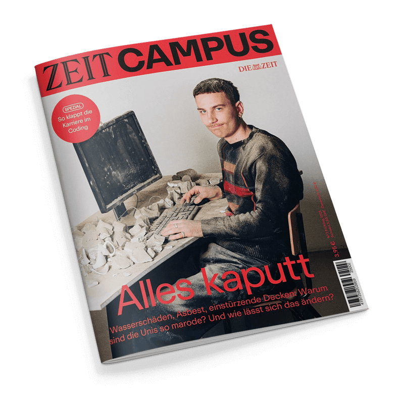 Titelbild der Zeitschrift „ZEIT Campus“, Ausgabe Nr. 3/2024, mit einem jungen männlich gelesenen Modell in Strickpullover an einem Schreibtisch mit kaputtem Computer und zerbrochenem Geschirr, Überschrift groß in Rot: „Alles kaputt“, Unterzeile: „Wasserschäden, Asbest, einstürzende Decken: Warum sind die Unis so marode? Und wie lässt sich das ändern?“, roter Kreis oben links mit weißem Text: „SPEZIAL So klappt die Karriere im Coding“.