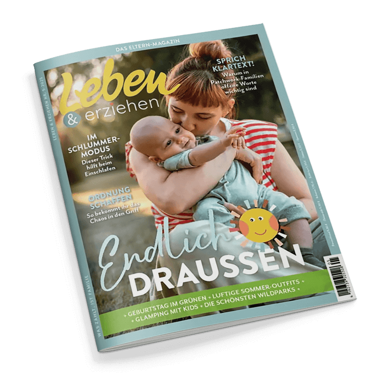 Titelbild der Zeitschrift „Leben & erziehen“ zeigt eine rothaarige weiblich gelesene Person in rot-weiß gestreiftem Oberteil, die ein Baby auf dem Schoß hält und liebevoll küsst; Vordergrund mit Texten wie „Endlich DRAUSSEN“, „IM SCHLUMMER-MODUS“, „ORDNUNG SCHAFFEN“ sowie bunter Illustration einer Sonne, Hintergrund unscharf mit grüner Natur; obere Ecke mit Schriftzug „DAS ELTERN-MAGAZIN“, Farbschema in Pastellgrün, Gelb und Weiß.