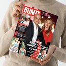 Magazincover der Zeitschrift „BUNTE“, gehalten von einer Person in beiger Strickkleidung. Großes Titelbild zeigt eine weibliche und eine männliche Person vor unscharfen Lichtpunkten. Schlagzeilen u. a.: „Steffi Graf – Neues Drama um ihren Bruder“, „Prinzessin Kate – Skandal-Internat“, „Simone Ballack – Nacktfotos“, „Aurora Ramazzotti – Märchenhochzeit“ und „Taylor Swift – So romantisch war ihre Mega-Hochzeit“.