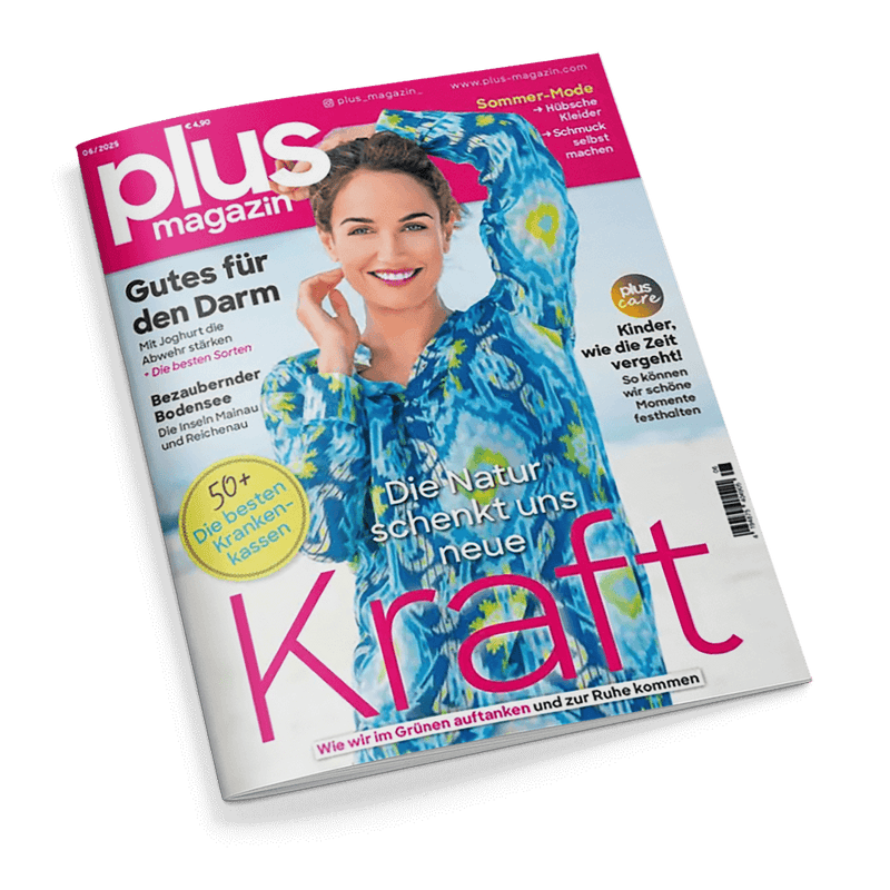 Titelbild der Zeitschrift „plus magazin“ mit einer lächelnden Frau in blau-gemustertem Oberteil vor hellem Hintergrund, zentrale Überschrift: „Die Natur schenkt uns neue Kraft“, weitere sichtbare Texte: „Gutes für den Darm“, „Sommer-Mode“, „Bezaubernder Bodensee“, „50+ Die besten Krankenkassen“, „Kinder, wie die Zeit vergeht!“, in der oberen linken Ecke Magazintitel in Weiß auf pinkem Hintergrund.