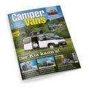 Titelbild des Magazins „CamperVans“ mit gelb-weißer Schrift auf blauem Hintergrund, im Mittelpunkt ein weiß-grauer Campervan mit geöffneten Türen und aufgestelltem Dachzelt, davor sitzt eine männlich gelesene Person auf einem Klappstuhl auf einer Wiese. Textausschnitte: „Der Kia kann’s!“, „Elektrisch autark, komfortabel und zum Verbrenner-Preis“, Themenfelder u. a. „Solartechnik“, „Rallye Dakar“ und „Mieten in Florida“.