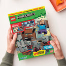 Titelblatt eines Magazins „LEGO Minecraft“ mit grün-gelbem Schriftkopf und dem Hinweis „Comic Special mit Original LEGO Set“. Gezeigt sind Comicfiguren im pixelartigen Minecraft-Stil in einem Kampfgeschehen, eine Figur springt nach vorn. Textfelder: „Zwei Super Comics!“, „Aufrüsten!“, „Meisterbaum Lehrling“, „24 Seiten Comic“, „Achtung, Action!“. Logo „Blue Ocean Entertainment“ unten links. Zwei Hände halten das Heft über einem hellen Tisch.