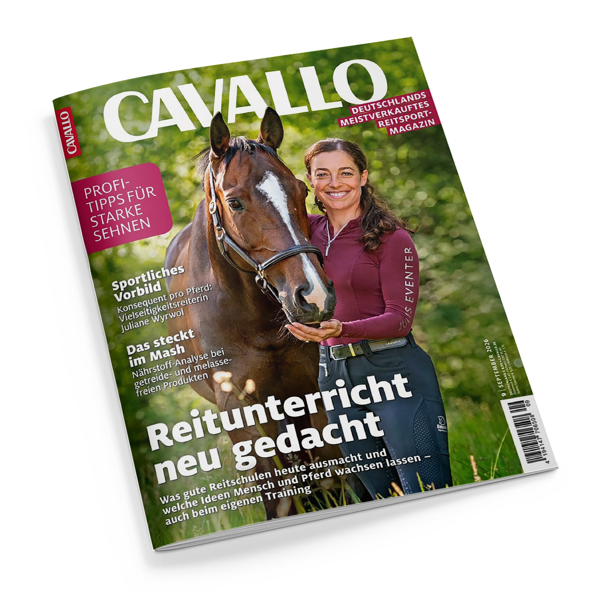 Schräg abgebildetes CAVALLO-Magazin mit grünem Cover vor schwarzem Hintergrund: Eine weibliche Person in bordeauxfarbenem Oberteil steht neben einem braunen Pferd mit weißer Blesse und schwarzem Halfter. Sichtbare Texte: „Deutschlands meistverkauftes Reitsport-Magazin“, „Profi-Tipps für starke Sehnen“, „Sportliches Vorbild“, „Das steckt im Mash“ und „Reitunterricht neu gedacht“.