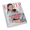 Titelbild der Zeitschrift „Grazia“ mit einer weiblichen Person in aufgeknöpfter hellblauer Jeansjacke vor weißem Hintergrund, nasse Haare zurückgekämmt. Große rote Schrift „SUMMER JEANS – Die coolsten Trends der Saison!“, weitere Textelemente u. a. „Wedding-Special“, „EXKLUSIV Star-Designerin Diane von Fürstenberg: Ihre Life-Lessons“. Magazin leicht geneigt aufgenommen, glänzendes Cover mit glatter Oberfläche.