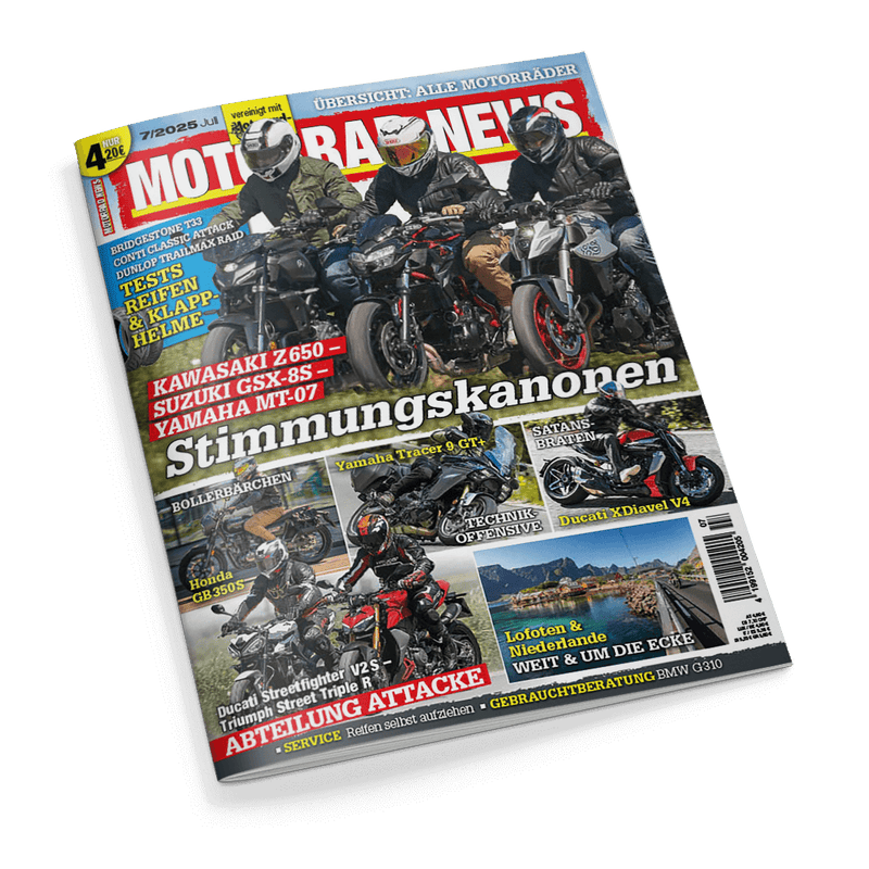 Titelbild der Zeitschrift „Motorrad News“ Ausgabe 7/2025; im oberen Drittel drei Motorradfahrende mit bunten Helmen auf schwarzen Naked Bikes von vorn, umgeben von Texten wie „Kawasaki Z 650 – Suzuki GSX-8S – Yamaha MT-07“ und „Stimmungskanonen“; weitere Bildfelder unten zeigen Motorräder wie „Yamaha Tracer 9 GT“, „Ducati XDiavel V4“, mit Überschriften wie „Abteilung Attacke“ oder „Technik-Offensive“, seitlich Barcode und Hinweise auf Preis und Länderausgabe.