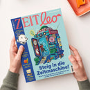 Titelblatt des Kindermagazins „ZEIT Leo“ mit hellblauem Hintergrund. Zentral eine bunte Illustration einer Zeitmaschine mit zahlreichen Knöpfen, Anzeigen und einem spiralförmigen Portal, durch das eine Person mit Rucksack tritt. Text: „Steig in die Zeitmaschine! Besuch Kinder in der Steinzeit, im alten Rom und auf dem Spielplatz der Zukunft.“ Links am Rand Logos und Aufschriften: „Das Kindermagazin mit Greg“, „Lass wachsen!“, „Tief im Meer“.