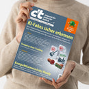 Weibliche Person im beigefarbenen Strickpullover hält ein schräg fotografiertes Magazin mit blau-grauer Titelseite. Sichtbare Texte: „c’t magazin für computer technik“, „Europas größtes IT- und Tech-Magazin“, „KI-Fakes sicher erkennen“, „Shopping ohne Tracking“ und „Kompaktkamera trotz Handy“; rechts ein orangefarbenes Feld mit „Die Technik in Desinfekt 2026“.