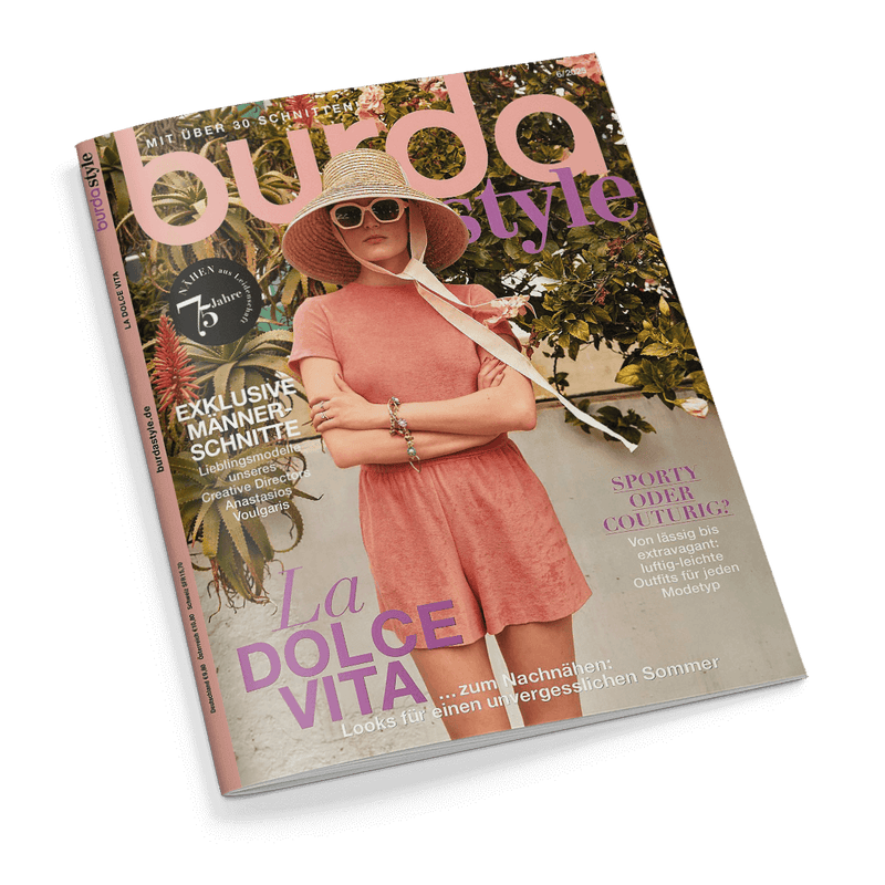 Titelbild der Zeitschrift „burda style“ mit einer weiblich gelesenen Person in rosa Einteiler, Sonnenhut mit breitem Band und weißer Sonnenbrille vor tropischer Pflanzenkulisse; sichtbare Texte: „EXKLUSIVE MÄNNER-SCHNITTE“, „La DOLCE VITA“, „SPORTY ODER COUTURIG?“, „75 Jahre burda style“, „Looks für einen unvergesslichen Sommer“.