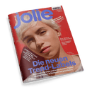 Titelbild der Zeitschrift „jolie“ in rotem Hintergrund mit großem lila Logo oben links, zeigt eine junge weibliche Person mit kurzem blondem Haar, neutralem Gesichtsausdruck und leicht geneigtem Kopf; Hauptüberschrift in blauer Schrift: „Die neuen Trend-Labels“, weitere Texte in Weiß: „Streetstyles aus der ganzen Welt“, „Die beste Investition deines Lebens“, „Stehen mir kurze Haare?“, Name „Lena Mantler“ rechts unten.