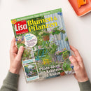 Zwei Hände halten das Magazin „Lisa Blumen & Pflanzen“ (Ausgabe Juni 2025) mit gelbem Titeltext und Gartenmotiv auf dem Cover; sichtbar sind ein türkisfarbener Gartentisch mit Blumentöpfen, verschiedene blühende Pflanzen in Rosa, Lila und Grün sowie Textzeilen wie „Pflanz-Ideen mit Kräutern und Blüten“, „Jetzt freuen wir uns auf…“ und Themenhinweise zu Garten- und Pflegetipps.