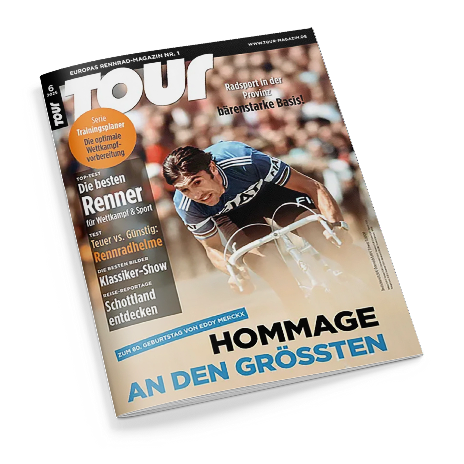 Titelblatt des Magazins „TOUR“ mit einem männlichen Radfahrer in blau-weißem Trikot auf einem Rennrad im Vordergrund, Hintergrund unscharf mit Zuschauenden. Aufschrift oben: „Europas Rennrad-Magazin Nr. 1“, weitere Textfelder u. a. „Die besten Renner für Wettkampf & Sport“, „Teuer vs. Günstig: Rennradhelme“, „Schottland entdecken“ sowie unten „Hommage an den Größten – zum 80. Geburtstag von Eddy Merckx“.
