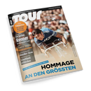 Titelblatt des Magazins „TOUR“ mit einem männlichen Radfahrer in blau-weißem Trikot auf einem Rennrad im Vordergrund, Hintergrund unscharf mit Zuschauenden. Aufschrift oben: „Europas Rennrad-Magazin Nr. 1“, weitere Textfelder u. a. „Die besten Renner für Wettkampf & Sport“, „Teuer vs. Günstig: Rennradhelme“, „Schottland entdecken“ sowie unten „Hommage an den Größten – zum 80. Geburtstag von Eddy Merckx“.