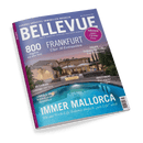 Titelbild des Immobilien-Magazins „BELLEVUE“ mit der Hauptüberschrift „IMMER MALLORCA – Wie aus Work-Life-Balance einfach ‚just Life‘ wird“, im Hintergrund eine mediterrane Villa mit Pool bei Dämmerung; weitere Texte: „FRANKFURT – Über 30 Extraseiten“, „800 Angebote aus aller Welt“, „ÖSTERREICH – Land der 100 Seen“, „ITALIEN – Toskana bis Sizilien“, „INVESTMENT – Das eigene Weingut“, „LÜBECK & CO – Wohnen in der Hansestadt“ sowie ein runder Magenta-Störer mit weißem Text „HÄUSER unter 250.000 Euro“.