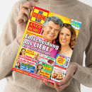 Weibliche Person im hellbeigen Strickpullover hält ein schräg ausgerichtetes Magazin mit rotem und gelbem Cover. Lesbare Texte: „Das goldene Blatt“, „Andy Borg“, „Entscheidung aus LIEBE“, „9 Seiten Rätsel“, „Kate & William“, „Natur-Apotheke Kirschen“, „Al Bano“, „Andrea Berg“ und „Leckere Pflaumenkuchen“; abgebildet sind mehrere Personen und ein Kuchen.