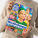 Weibliche Person im beigefarbenen Strickpullover hält ein schräg zur Kamera ausgerichtetes Magazin. Auf dem farbigen Titel stehen „DAS NEUE BLATT“, „Das Original!“, „Mehr Zeit für die Familie“, „Hans Sigl – Er macht Schluss!“, „KÖNIGIN MAXIMA – Morddrohungen! So beschützt sie ihre Töchter“, „Michelle – Drama nach ihrem Abschied“ und „Anna Ermakova – So kämpft sie um Papa Boris“; abgebildet sind mehrere Frauen und ein Mann.