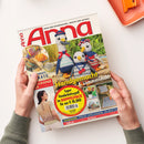 Titelblatt der Handarbeitszeitschrift „Anna“ mit roten und gelben Schriftzügen. Zentral darauf drei gehäkelte Möwenfiguren in blau-weißer Kleidung mit roten Accessoires, dahinter grüne Wiese. Weitere Bilder zeigen gehäkelte Dekorstücke, eine Frau mit gestrickter Weste und Nähideen. Beschriftungen nennen Themen wie „Handgemacht & sommerleicht“ und Handarbeitstechniken „Häkeln“, „Stricken“, „Nähen“. Zwei Hände halten das Heft vor hellem Hintergrund.
