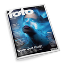 Titelblatt des „fotoMAGAZIN“ Nr. 6 Juni 2025 mit einer weiblich wirkenden Person in blauer Lichtinszenierung, deren Gesicht teilweise von transparenten Lichtschleiern überlagert ist. Aufschrift u. a.: „Praxis – Wenn Zeit fließt“, „Fotopapiere im Vergleich“, „Edward S. Curtis – The North American Indian“ und Produkttests zu Kameras sowie Objektiven; weißer Schriftzug „fotoMAGAZIN“ auf dunklem Hintergrund.