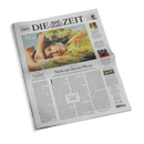 Leicht schräg liegende Ausgabe der Zeitung „DIE ZEIT“ mit großem Titelkopf und zentralem Titelbild einer liegenden weiblichen Person mit erhobenem Arm vor gelb-grün gemustertem Hintergrund. Überschrift: „Was ist gute Vorsorge? Und was nicht?“, darunter mehrere Spalten Fließtext, weitere kleinere Artikelkästen rechts sowie sichtbare Schlagzeilen und Abschnitte wie „Nicht mit diesem Mann“ und „Jetzt auch noch Synagogen“.