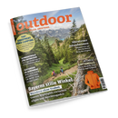 Titelblatt des Magazins „outdoor“ mit dem Untertitel „Wandern. Reisen. Abenteuer.“. Im Zentrum eine Fotografie von vier wandernden Personen auf einem Gebirgspfad zwischen grünen Nadelbäumen und Felsen mit Blick auf die Alpen. Textinhalte wie „Bayerns stille Winkel“, „Abenteuer Jotunheimen“, „Top-Equipment fürs Camping“ und „Im Check: Softshells“, daneben ein orangefarbener Softshell-Anorak rechts unten abgebildet.