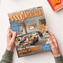 Titelbild der Wohnzeitschrift „zuhause wohnen“, Ausgabe Nr. 7 Juli 2026. Auf dem Cover ein modernes Wohnzimmer mit grauem Sofa, beigefarbenen Kissen, Holztisch und Wandspiegel. Textelemente u. a.: „Kleine Räume, viel Platz“, „Kühle Träume“, „Lust auf Süden“, „Zaubern mit Tapeten – 3 Designwelten“, „Vorher-Nachher“, „Zu gewinnen – High-End-TV im Wert von ca. 1.500 €“. Zwei Hände halten das Magazin über hellem Hintergrund.