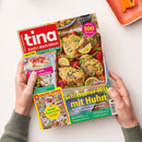 Titelbild der Kochzeitschrift „tina – Koch & Back-Ideen“ mit großem Foto einer Auflaufform mit gebratenen Hähnchenteilen, Zitronenscheiben und buntem Gemüse. Aufschrift: „Schlemmer-Hits mit Huhn“, „Große Pasta-Liebe“, „Süß-süße Streuselkuchen“. Farbig gestaltetes Cover in Rot, Gelb und Blau mit kleinem „GRATIS-EXTRA“-Kasten und Preisangabe auf hellgrauem Hintergrund, gehalten von zwei Händen.