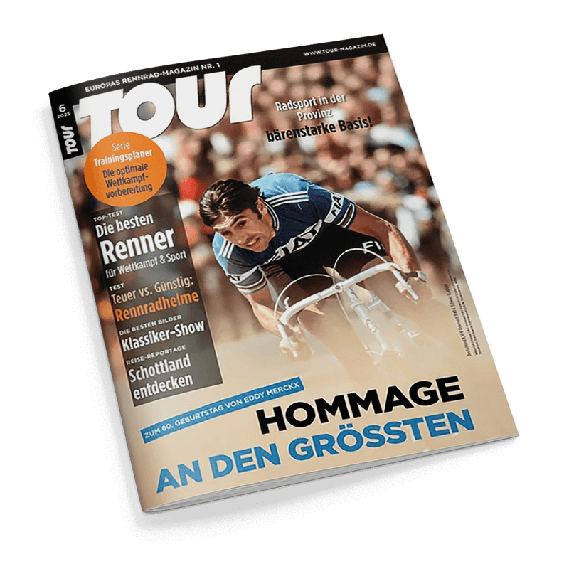 Cover des Magazins "TOUR", Ausgabe Nr. 6, zeigt einen Rennradfahrer in Aktion, gekleidet in ein blau-schwarzes Trikot auf einem Rennrad. Schlagzeilen inkludieren „Radrennsport in der Provinz: bärenstarke Basis!“, „Trainingsserie: Optimale Wettkampfvorbereitung“ und „Hommage an den Größten zum 60. Geburtstag von Eddy Merckx“. Das Layout benutzt überwiegend weiße und blaue Schriftfarben auf einem überwiegend dunklen Hintergrund.
