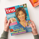 Titelbild der Zeitschrift „tina“, Ausgabe 22 vom 21. Mai 2025. Im Mittelpunkt eine lächelnde Frau mit kurzen braunen Haaren vor hellblauem Hintergrund. Textaufschriften u. a.: „Endlich wieder durchschlafen“, „Raffinierte Rührkuchen“, „Jeden Tag 1 Pfund leichter“, „Richtig atmen, Infekten vorbeugen“ und „Deutschlands cleverster Rezeptplanet“. Die Zeitschrift wird von zwei Händen an den unteren Ecken gehalten, liegt auf einer weißen Fläche mit orangefarbenem Tablett oben rechts.