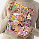 Person hält das Magazin „Popcorn Star & Poster“ mit gelbem Logo auf pinkem Hintergrund in den Händen, Titelthema „FAKE OR FACT?“ in großen gelb‑rosa Buchstaben, dazu zwei weibliche Stars auf dem Cover, mehrere kleinere Porträts bekannter Persönlichkeiten am Rand, Textelemente wie „16 coole Poster“, „2 Mega Poster Lifesize“, „Shootingstar des Jahres“ und „Befrage dein Orakel – Extra!“.