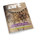 Hochglanz-Cover der Zeitschrift „art – DAS KUNSTMAGAZIN // JUNI 2025“ mit Detailaufnahme eines goldfarbenen Schmuckstücks mit schwarzen, roten und perlenartigen Elementen auf rissig strukturierter, beige-brauner Oberfläche; mittig lila Textfeld mit Titel „Glanz und Gloria“, darunter: „Edelsteine, Gold und Perlen: Eine kleine Kunstgeschichte des Schmucks“. Weitere Schlagzeilen in Schwarz, Weiß und Gelb zu Expo Osaka, Kunst und Nachhaltigkeit.