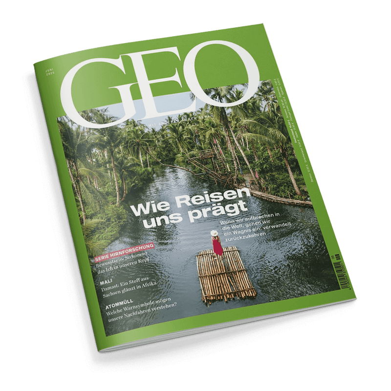 Titelbild der Zeitschrift „GEO“, Ausgabe Juni 2025, mit weißem Logo „GEO“ auf grünem Hintergrund; zentrales Titelbild zeigt eine einzelne stehende Person mit rot-weißem Outfit auf einem Bambusfloß auf einem von Palmen gesäumten Fluss, Haupttitel in Weiß: „Wie Reisen uns prägt“; weitere sichtbare Texte: „Serie Hirnforschung“, „Mali“, „Atommüll“ sowie ein Zitat über die Veränderung durch Reisen; unten rechts ein senkrechter Barcode.