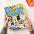 Titelblatt des Rätselhefts „BASTEI GLÜCKS RÄTSEL“ in gelber Umrandung mit großen blauen Buchstaben auf gelbem Hintergrund, Untertitel „Der große Freizeitspaß“. Abgebildet sind eine lächelnde Frau mit braunen Haaren, kleinere Fotos von Preisen wie Armbanduhr, Entsafter, Gläser-Sets, DVDs, eine Wanderaufnahme mit Beschilderung sowie Textelemente wie „GARANTIE 115 Gewinne“, „Romane und Hörspiele“ und „Urlaub“. Gehalten von zwei Händen über hellem Tisch.