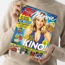 Person mit beigefarbenem Pullover hält ein Exemplar der Zeitschrift „TV Movie“ in den Händen. Auf dem farbenfrohen Cover ist eine lächelnde Frau mit schulterlangem blondem Haar in einem blauen Oberteil abgebildet, darüber der Text „GANZ GROSSES KINO!“. Weitere sichtbare Textelemente: „Der perfekte TV-Guide“, „14 Tage Premium-Programm“, „Mission: Impossible“, „House of Gucci“ sowie kleinere Filmbilder und Vorschauen auf TV- und Streaming-Highlights.