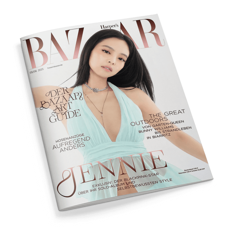 Titelblatt der Modezeitschrift „Harper’s BAZAAR“, Ausgabe 05/06 2025, mit einer weiblich präsentierten Person mit langen dunklen Haaren im mintgrünen, tief ausgeschnittenen Kleid vor hellem Hintergrund; sichtbare Titeltexte u. a.: „JENNIE – Exklusiv: Der Blackpink-Star über ihr Solo-Album und selbstbewussten Style“, „Der Bazaar Art Guide“, „Hosenanzüge aufregend anders“ und „The Great Outdoors – Von Garten-Queen Bunny Williams bis Strandleben in Biarritz“.