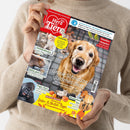 Zeitschrift „Ein Herz für Tiere“ in den Händen einer Person mit beigem Strickpullover, schräg von oben fotografiert. Rotes Cover mit goldenem Hund, zwei Katzen, Wellensittichen, Nagetier, Gorillas, Pferd und weiteren Tieren; sichtbare Texte: „Gemeinsam für Pfote, Fell und Feder“, „Herbst-Spezial“, „Graue Schnauze, goldenes Herz“, „Haustier-Ratgeber“ und „Natur pur!“.