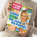 Farbige Titelseite des Fernsehmagazins „FUNK UHR“ (Heft 21, 24.–30. Mai) mit großem Porträt einer lächelnden blonden Frau in weißer Bluse auf hellgrünem Hintergrund. Textaufschriften u. a.: „Die Jung- & Fit-Formel“, „Kann ich meine Tochter enterben?“, „Trotz Sorgen zuversichtlich sein“, „Saftiger Stracciatella-Käsekuchen“, „Deutschlands schönste Radtouren“ und „Mein großer Mediatheken-Planer“. Gehalten von einer Person in beigefarbenem Strickpullover.