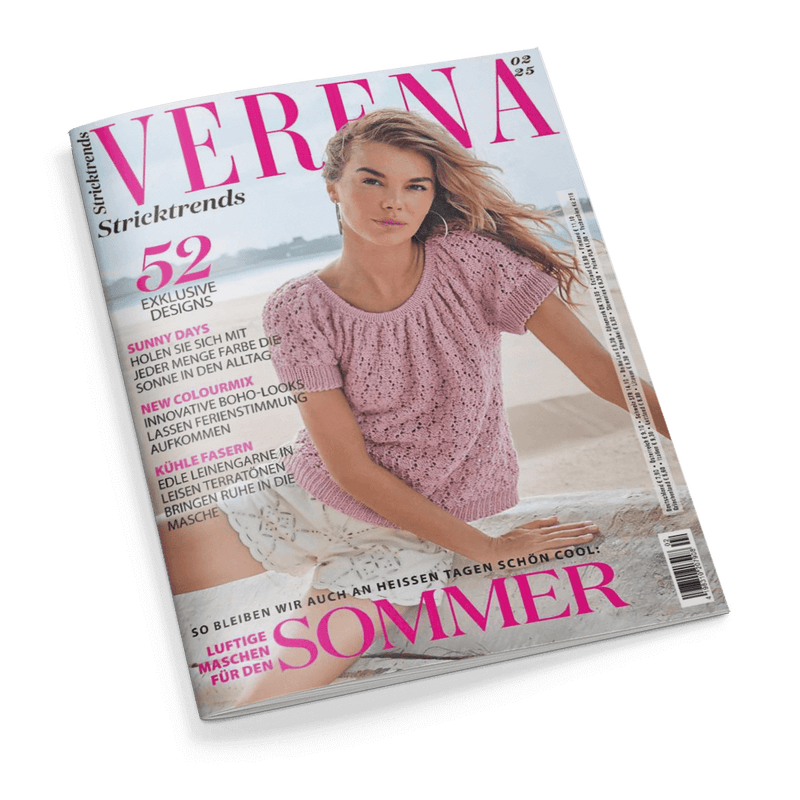 Titelbild der Zeitschrift „VERENA Stricktrends“ Ausgabe 02/25 mit einer sitzenden, langhaarigen weiblichen Person am Strand, die ein kurzes, rosa gehäkeltes Oberteil trägt; Aufschriften u. a.: „52 exklusive Designs“, „Sunny Days“, „New Colourmix“, „Kühle Fasern“ sowie am unteren Rand in Großschrift: „SOMMER – Luftige Maschen für den Sommer“.