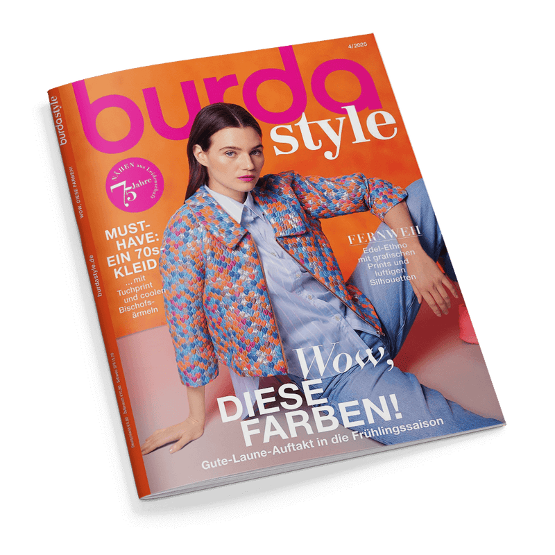 Titelbild der Zeitschrift „burda style“ Ausgabe 4/2025 mit einer sitzenden weiblich gelesenen Person in einem bunten, grob strukturierten Jackenoberteil in Blau, Orange und Rosa über einer hellblauen Bluse und blauer Hose, vor orange-pinkem Hintergrund. Schlagzeilen u. a.: „Wow, DIESE FARBEN!“, „MUST-HAVE: EIN 70s KLEID“, „FEINHEIT: Edel-Ethno mit grafischen Prints und luftigen Silhouetten“, pinker Kreis mit weißer Aufschrift „burda wird 75 Jahre“.
