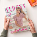 Titelblatt der Zeitschrift „Verena Stricktrends“ mit einer weiblichen Person in rosa Strickpullover und heller Shorts, sitzend am hellem Sandstrand. Aufschriften u. a.: „52 exklusive Designs“, „Sunny Days“, „Color-Mix“, „Kühle Fasen“, „Luftige Maschen für den Sommer“. Der Titel „VERENA“ steht in großen pinkfarbenen Buchstaben oben, gehalten von zwei Händen über weißem Tisch mit orangefarbenem Tablett.