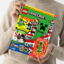 Hellhäutige Person in beigefarbenem Strickpullover hält das Magazin „LEGO Minecraft“ (Nr. 45) in beiden Händen; auf dem farbenfrohen Cover sind große grüne Creeper-Figur, zahlreiche rote TNT-Blöcke, gelbe Textfelder mit Aufschriften wie „STARKE LEGO EXTRA!“, Abbildungen von Spielfiguren, Comic-Szene, Hinweis auf „2 coole Poster“ und eine rote Karte mit der Beschriftung „EXKLUSIV!“ sichtbar.