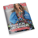 Titelbild der Zeitschrift „InStyle“ mit einer lächelnden weiblich gelesenen Person in einem bunt geblümten Kleid mit weiten blauen Ärmeln vor hellem Hintergrund; Aufschriften u. a.: „ENDLICH SOMMER!“, „60 Wow!-Kleider“, „Time to Shine – Der Profi-Haircare-Plan für jedes Alter, von 20 bis 60+“, sowie Mode-Themen wie Fransen-Pieces, Trendfarbe Buttergelb, Schnür-Sandalen und Accessoires in Sorbetfarben.