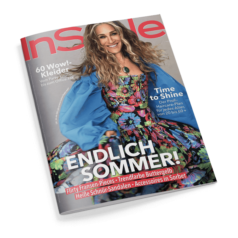 Titelbild der Zeitschrift „InStyle“ mit einer lächelnden weiblich gelesenen Person in einem bunt geblümten Kleid mit weiten blauen Ärmeln vor hellem Hintergrund; Aufschriften u. a.: „ENDLICH SOMMER!“, „60 Wow!-Kleider“, „Time to Shine – Der Profi-Haircare-Plan für jedes Alter, von 20 bis 60+“, sowie Mode-Themen wie Fransen-Pieces, Trendfarbe Buttergelb, Schnür-Sandalen und Accessoires in Sorbetfarben.
